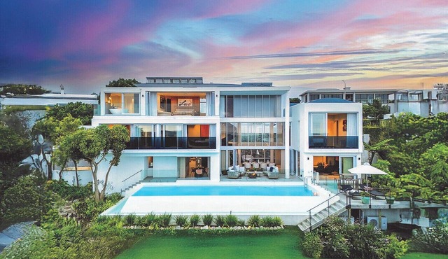 Luxury Oceanfront Villa with Heated Pool, Beach Views & Ocean Views. in Plettenberg Bay