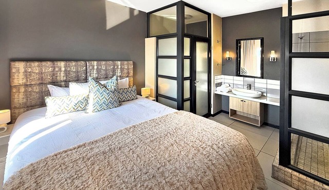 Luxury, safety and Convenience in the heart of Rosebank, Johannesburg!. in Johannesburg