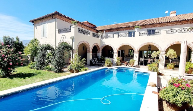 Luxury Tuscan Estate near Babylonstoren: Private Pool & Full Solar Power Backup