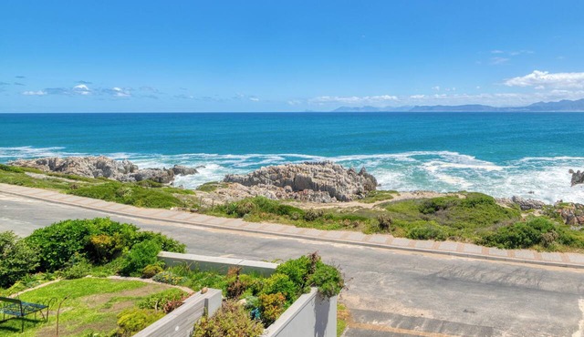 Luxury villa with ocean views in De Kelders in De Kelders