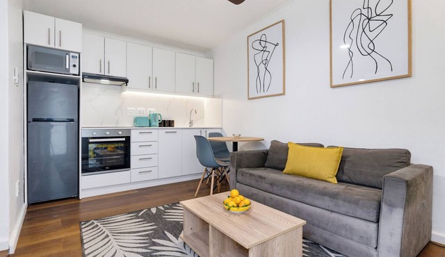 Modern 1-Bed Sea Point Apt, Walk to Beach & Cafés! in Cape Town