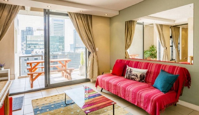 Modern 1 bedroom self catering apartment in the heart of Cape Town