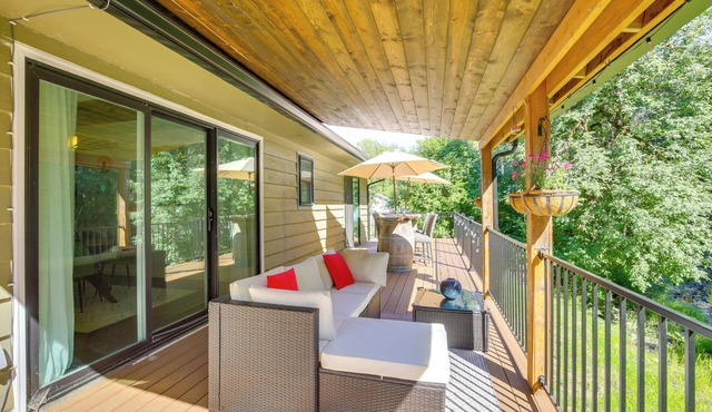 Modern Creekside Retreat 1 Mi to Spirit Mtn Casino in Grand Ronde