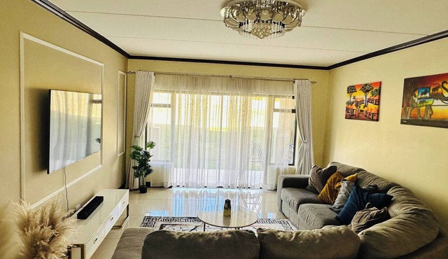 Modern Fourways -Spacious 3Bedroom Retreat& 2 bath in Sandton