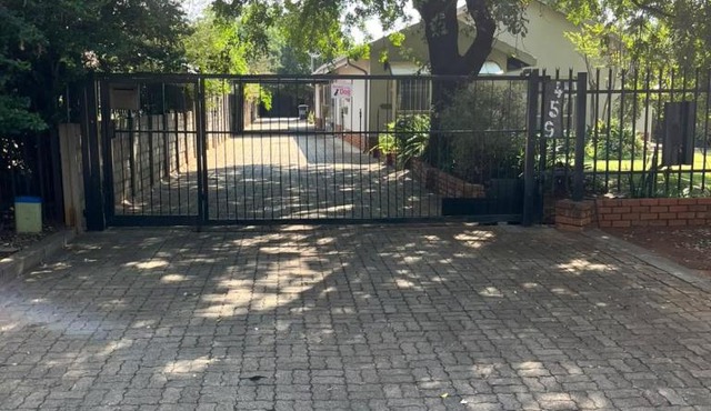 Modern Getaway Near City, The Perfect Stay Awaits in Pretoria