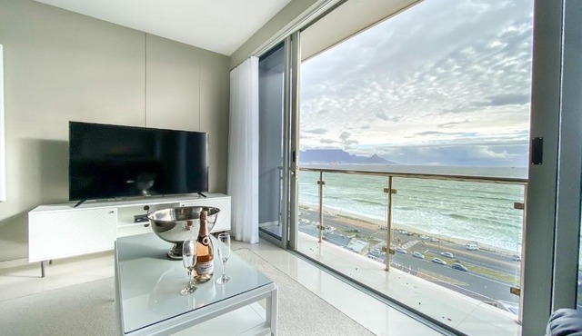 Modern Ocean View 1 Bedroom Apartment 707 Infinity in Bloubergstrand