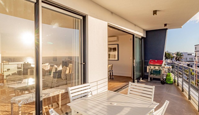 Modern Sea Point Apartment w/Sea Views (Alpha Sunsets) in Cape Town