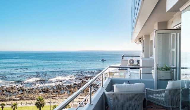 Mouille Point 1 Bed w Sea Views Skyshore Apartment