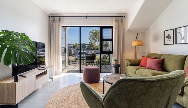 Neo-African apartment at the entrance of Durbanville wine route in Cape Town