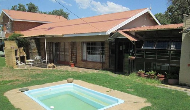Nice Family Room with Bunk Beds and kitchenette in Bloemfontein