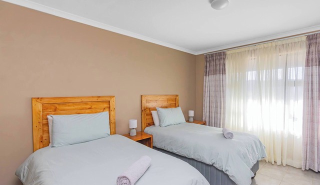 No1 Airville Sol, 9 min Drive to Cresta Mall in Johannesburg