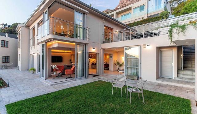 Ocean Views, Sleeps 15 - Lisburn on Clifton Villa in Cape Town