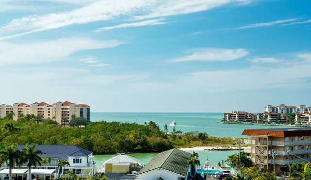 Olde Marco Island Inn, Classic Suite w/2 Bedrooms & Island Charm in Marco Island