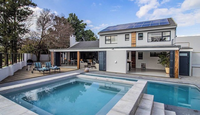 Otter's Oarsman | Stanford | Luxury | Pool in Stanford