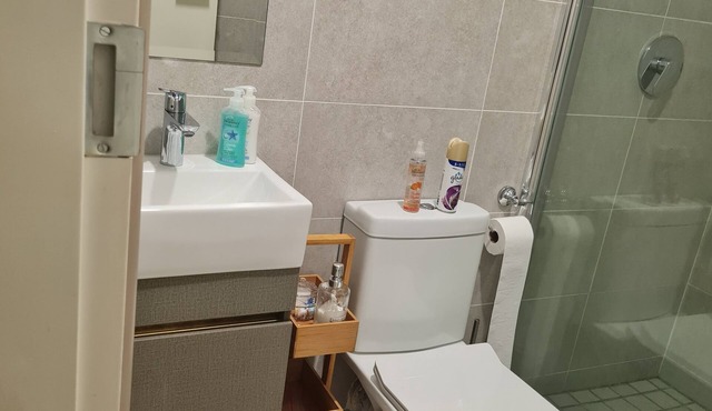 Own room and bathroom in an apartment for a solo traveler in Lethabong