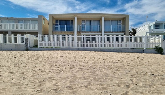 Paradise Tide - 4-bedroom Beachfront house with AC in Gordon's Bay in Cape Town