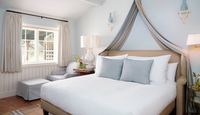 Peaceful Lakefront Escape, Fitness Classes, Pools & Sauna in Austin