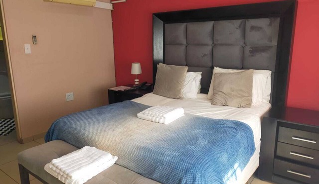 Perfect 1-bedroom lodge with AC in cool Sibasa and a sparkling pool in Sibasa