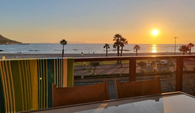Perfect Sea View 2-bedroom apartment with AC on Gordon's Bay's Beach front in Cape Town