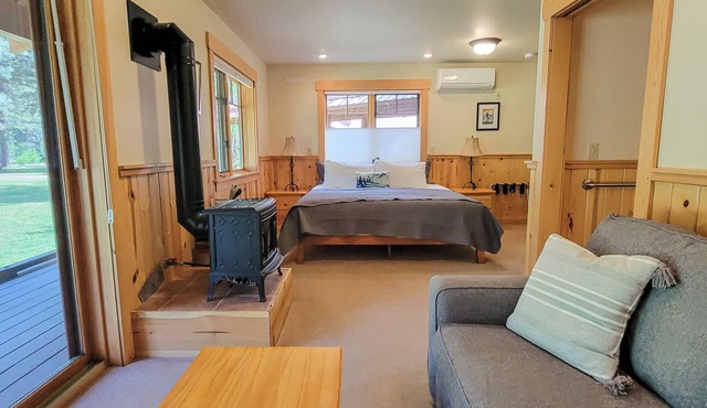 Pine Room 16 - garden room at The Inn At Mazama in Mazama
