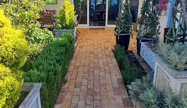 Quaint 2-bedroom cottage in Cape Town perfect for a peaceful stay. in Cape Town