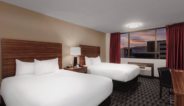 Relax and Recharge! Pool, Restaurant, Free Parking, Near Mob Museum in Las Vegas