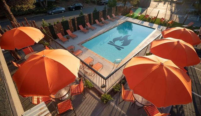 Relaxing Accommodation with Free Parking, Outdoor Swimming Pool! in Bend