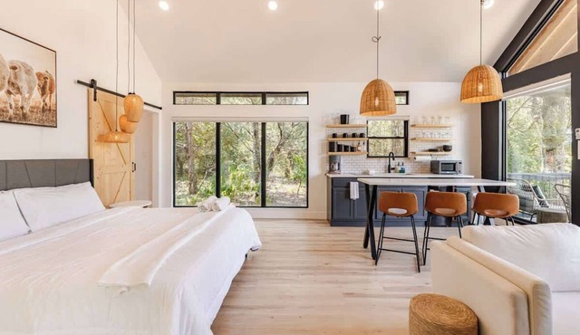 Relaxing Ranch Stay: Modern Comforts & Friendly Animals in Cedar Creek