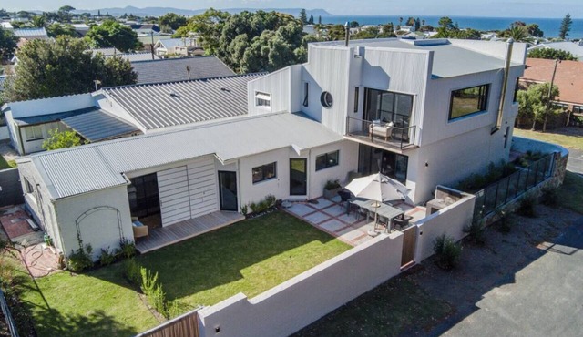 Reservoir House | Mountain View Home, Sleeps 8, Hermanus in Hermanus