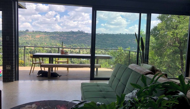 ROCKNEST - A MOUNTAINSIDE HOME in Pretoria