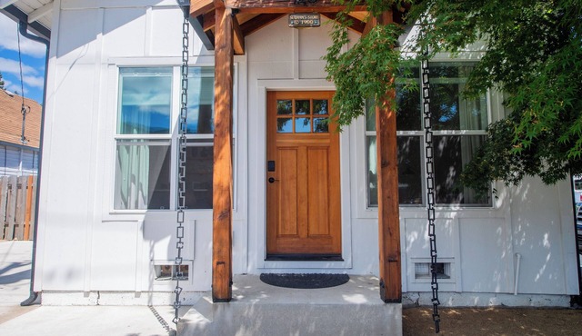 Rogue House · 1800s Downtown Storefront · Hot Tub · Fire Pit · Walk to River in Rogue River