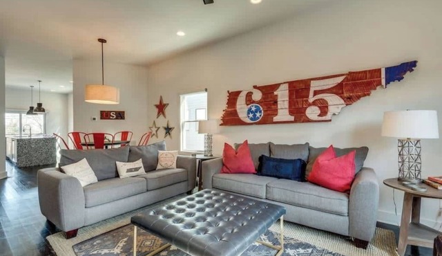 Roof Deck | Garage Parking | 10 Mins to Broadway in Nashville