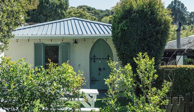 Rose Cottage: Beautiful One Bedroom Garden Cottage Edging Groot Constantia in Cape Town
