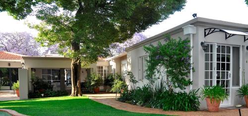 Rosebank Lodge Guesthouse by Claires in Johannesburg