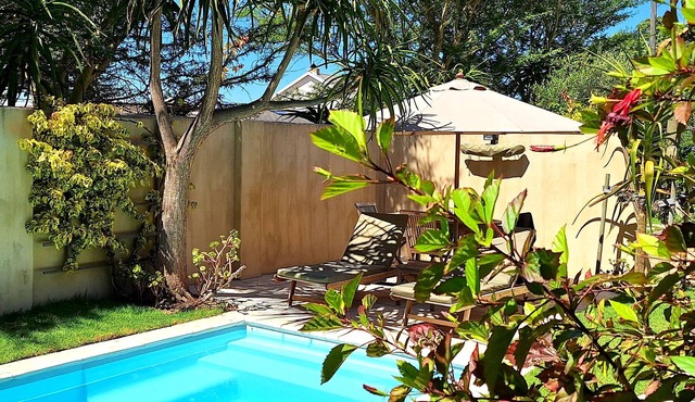 SALTY BREEZE Boutique Retreat: Tranquille Garden Cottage - 700m to kite beach in Cape Town
