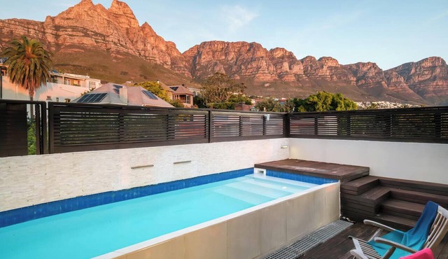 Sea View 3bed Apt w Pool near Beaches Glen Sunsets in Cape Town