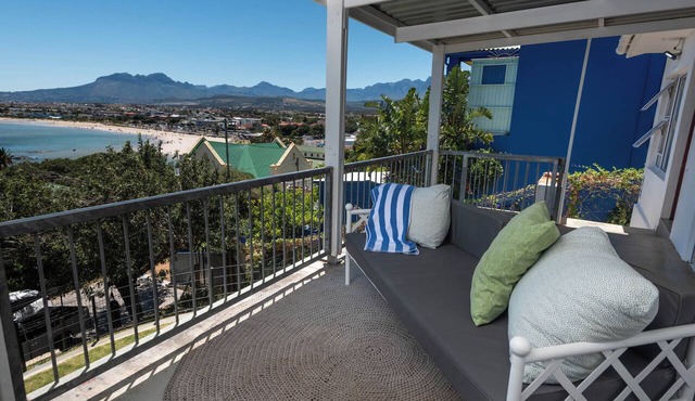 Seaside Cottage - 2 bedroom central apartment 2 min walk to beach. in Gordon's Bay