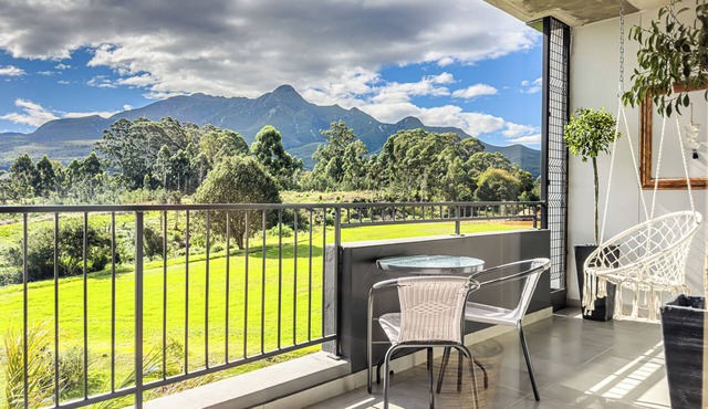 Serene 2-bedroom apartment with AC & Mountain View in George in George