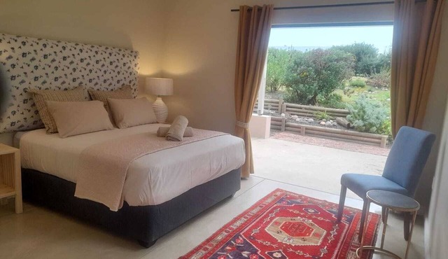 Serene and stylish beach home set in a stunning garden; fast Wifi: free parking in Wilderness