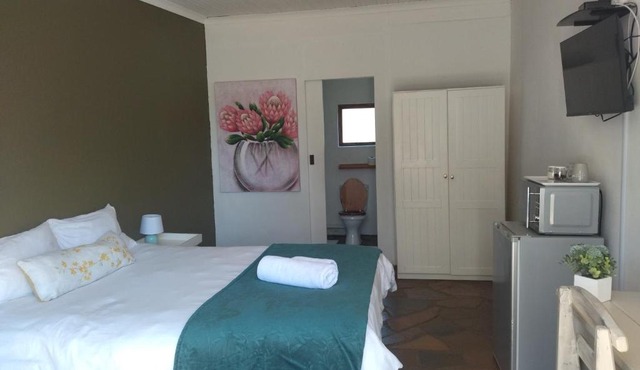 Serenity Cove-The Protea Room in Hallack Rock