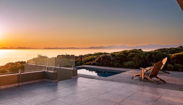 Solar-Powered Villa - Oceanview Wildlife Estate Retreat in Gansbaai