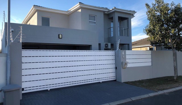 Spacious 4-bedroom house in superb Cape Town with AC in Cape Town