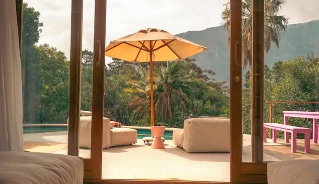 Spacious 5-bedroom house with mountain views in Cape Town