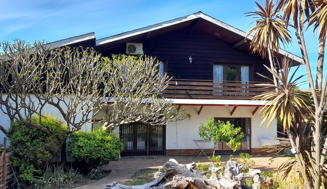 Spacious apartment in the heart of the winelands with sea and mountain views.