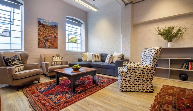 Spacious apartment with rooftop pool, walk to vibrant and trendy V&A Waterfront.