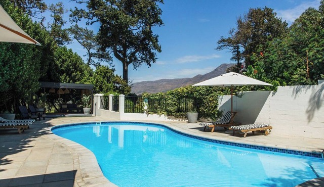 Spacious Family-Friendly Cottage with Pool, Garden & Vineyard Views
