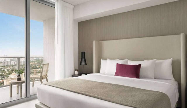 Steps from Hollywood Beach + Rooftop Pool. Bar. in Hollywood