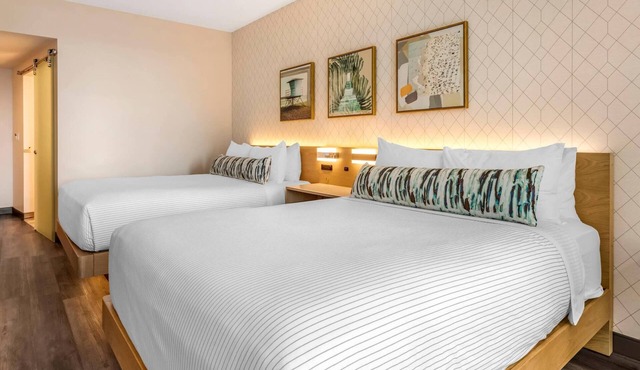 Steps from the Ocean | 2 Queens | Near Hugh Taylor Birch State Park in Fort Lauderdale