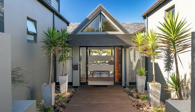 Stunning 5-bedroom spacious house with pool in Knysna. A perfect for family home in Knysna