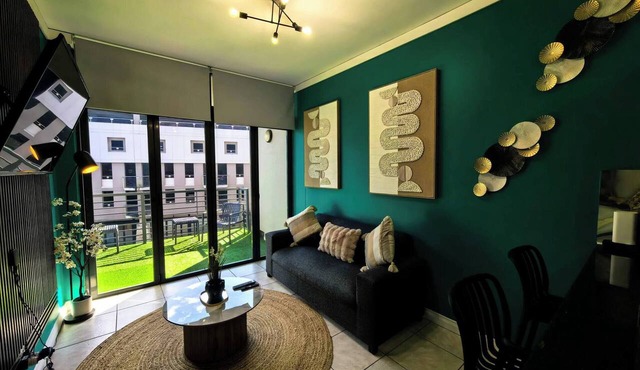 Stunning lake view apartment in Cape Town
